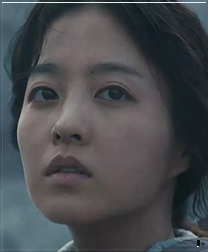 콘크리트-유토피아-명화-멍한눈으로-하늘을-바라본다