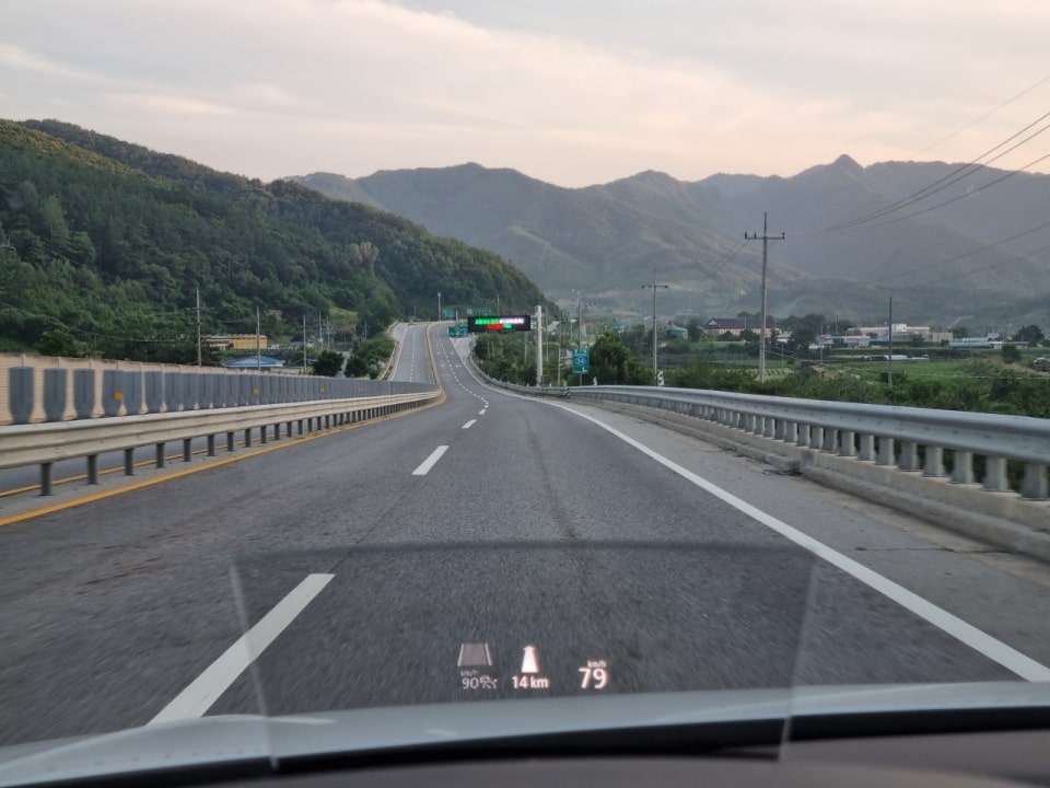 깨끗하게 잘 포장된 구간을 달려도 하부 소음이 잘 느껴집니다.