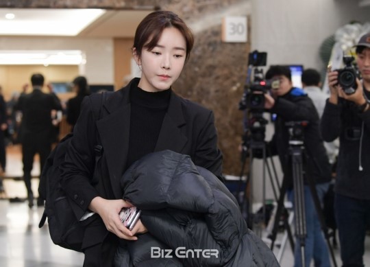 겨울 여자 조문 복장