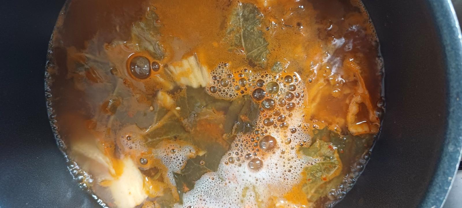 끓는 육수에 김치 넣기