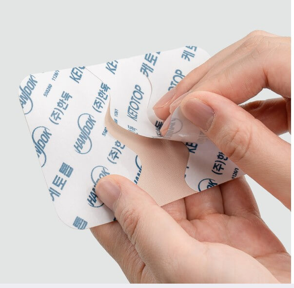 케토톱-낱개를-비닐에서-떼어내는-사진입니다.