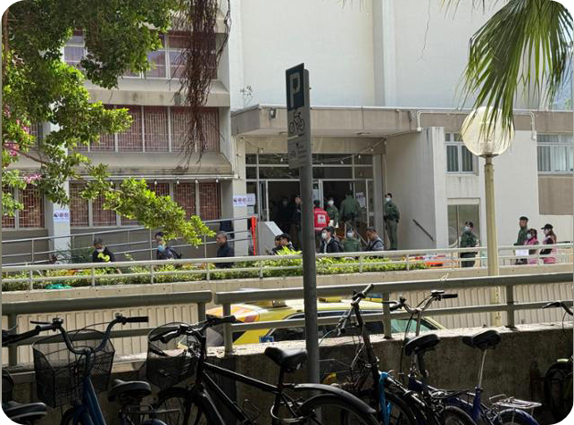 28일 홍콩 신계 타이포구의 '광 푹 에스테이트 주민센터'에서 사망자 신원을 확인한 가족들이 건물을 나서고 있다. [사진=한국일보, 홍콩=허유정 기자]