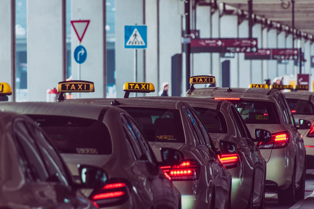 서울시 공항 택시 단속 현장 사진&amp;#44; 교통공무원 단속 중