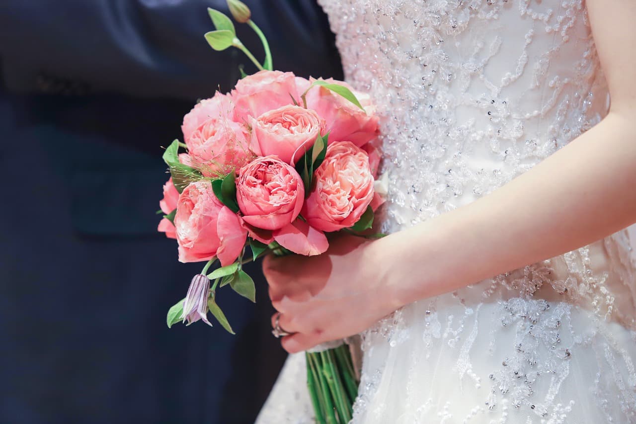 부케 던지기의 기원과 나라별 독특한 결혼 전통