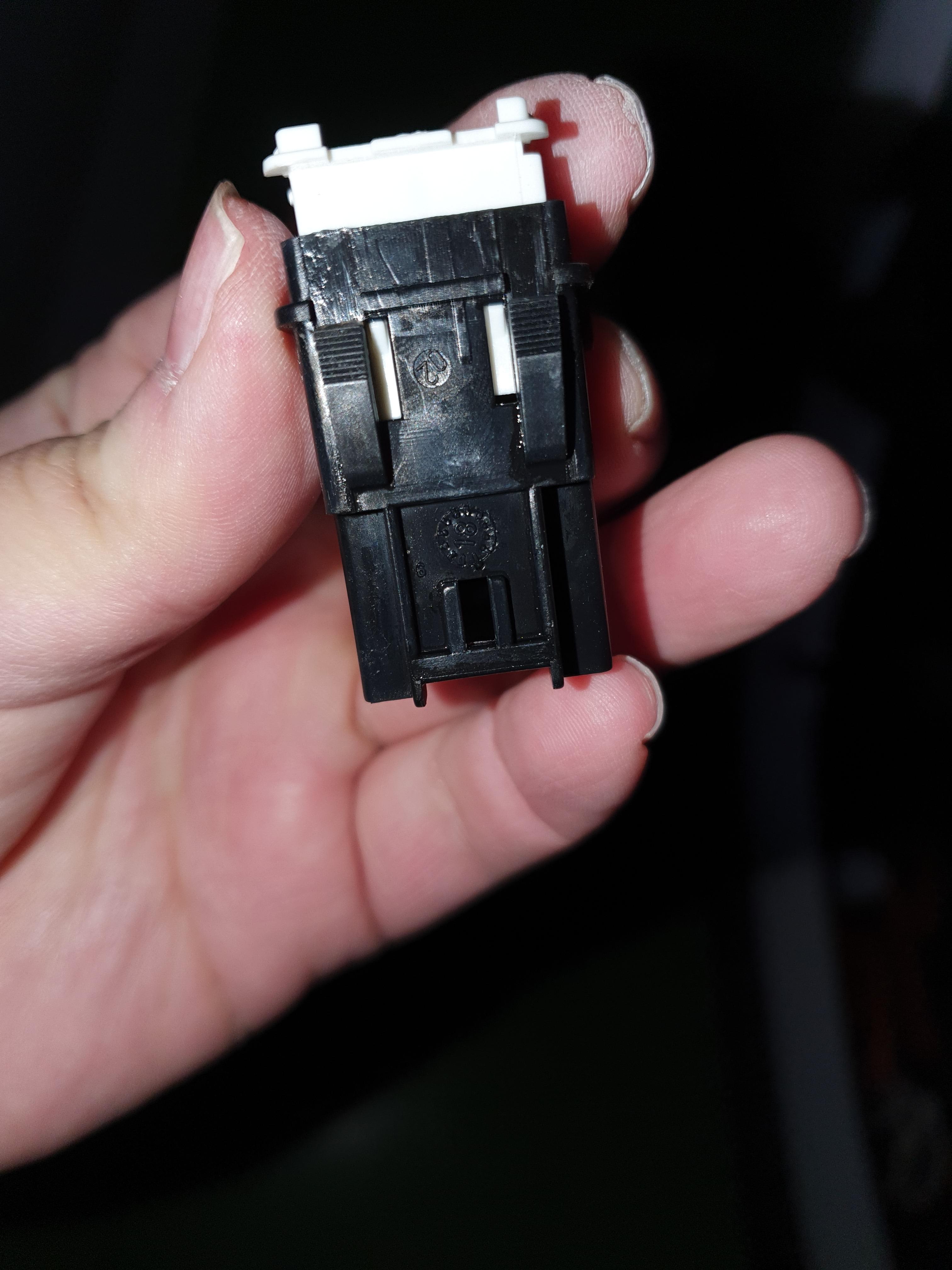 트위지 비상등 스위치 모양4 고정클립부분