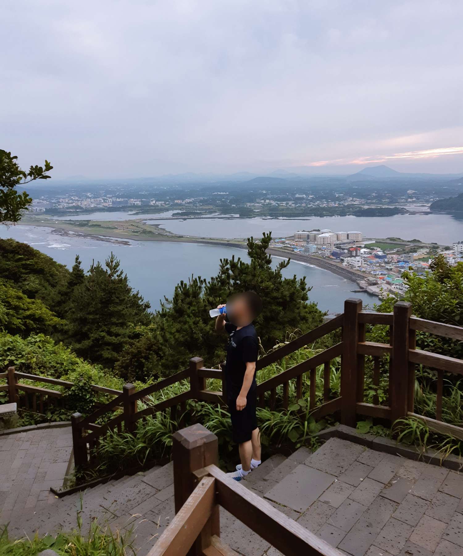 일출봉 중간에 물 마시다