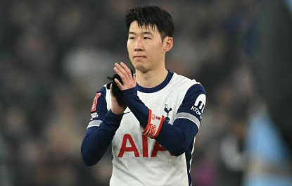 경기에서 주장으로 역활에 최선을 다하는 사진