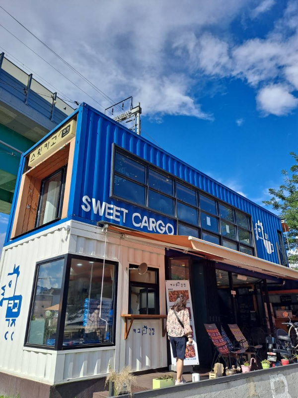 스윗카고 건물에 들어서다