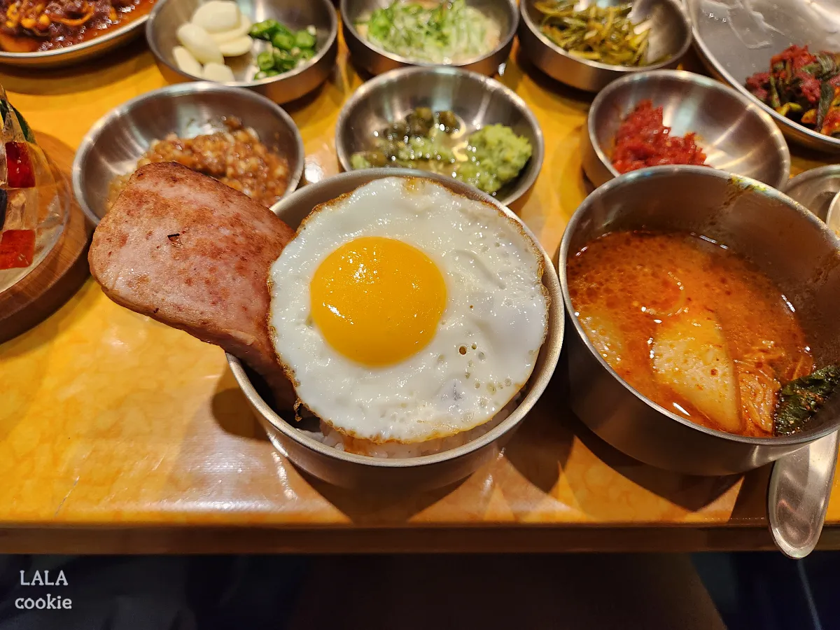 대구-중구-소막창-대창-맛집-몽실집-계란후라이와-스팸이-올라간-밥