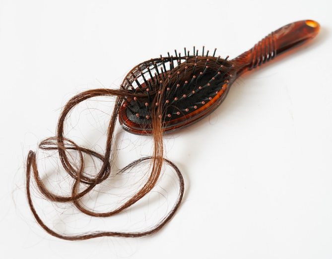 머리카락이 빠진 빗
