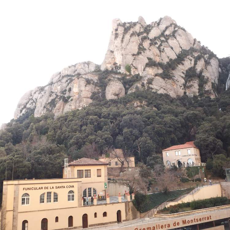 <img src="Monestir-de-Montserrat.jpg" alt="피카소의 영감이 깃든 몬세라트 수도원의-모습">