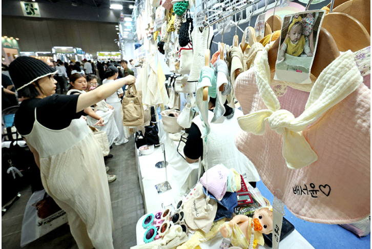 경기 고양시 킨텍스에서 열린 ‘2024 킨텍스 미베 베이비페어&유아교육전’을 찾은 관람객들이 전시 부스를 살펴보고 있다