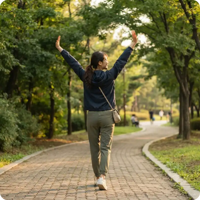 산책하며 기지개 켜는 직장인의 뒷모습