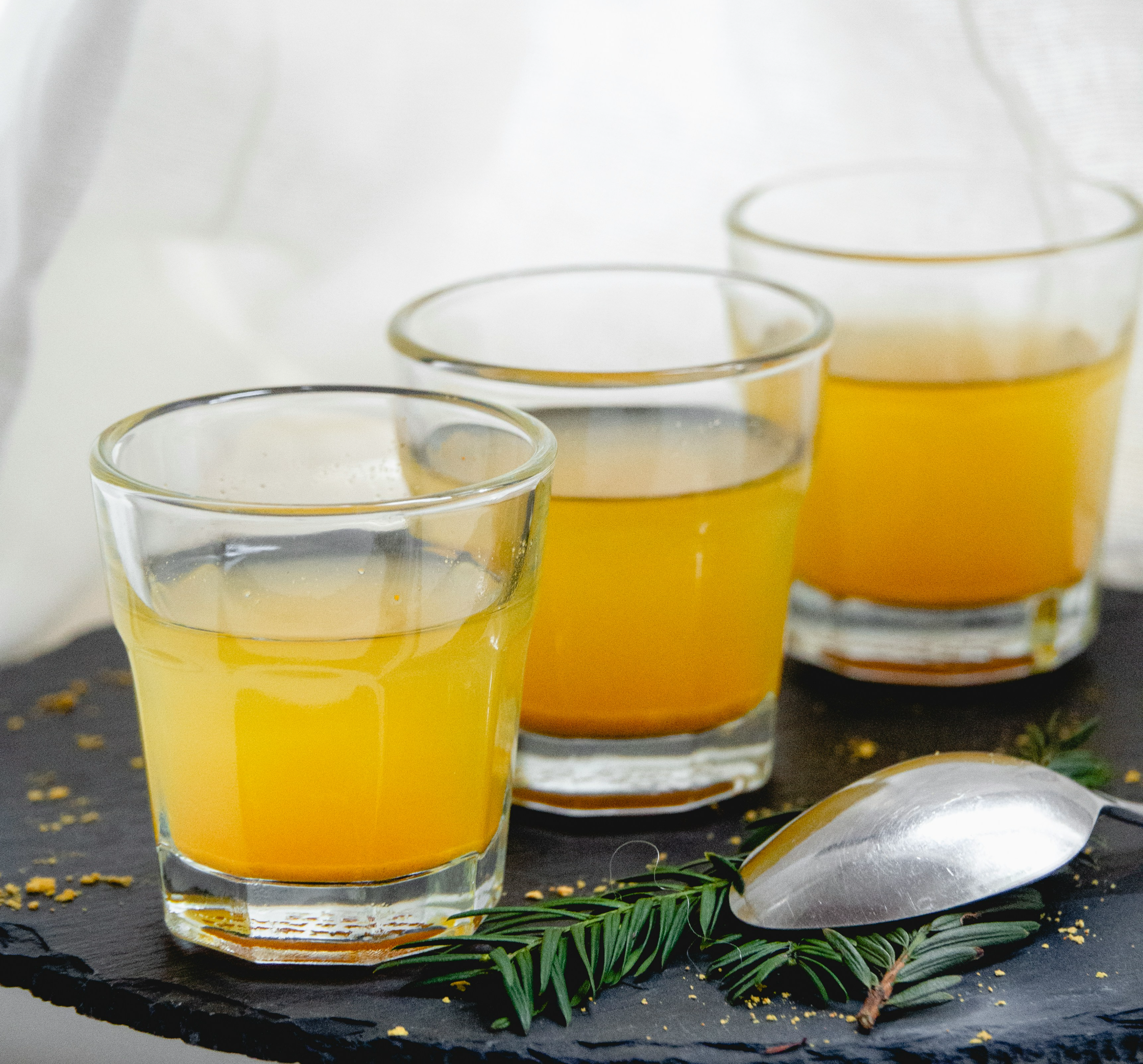 진저샷과 커큐민 정제를 비교하며 셀룰라이트와 염증성 지방 개선에 효과적인 항염 루틴을 설명하는 이미지