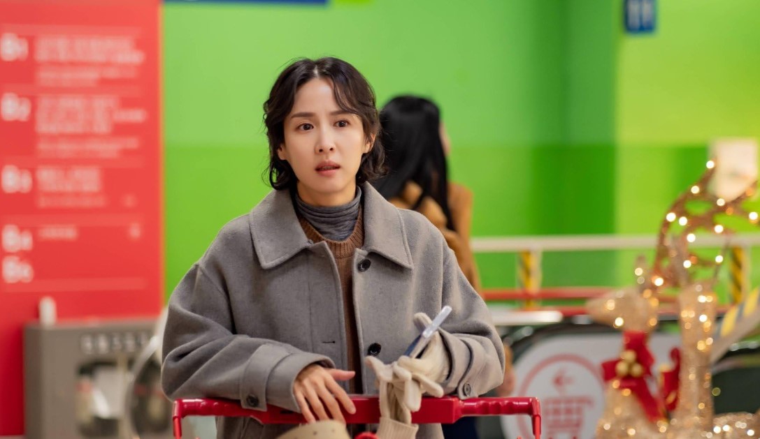 넷플릭스 영화 타로 조여정 스틸컷|불안한 표정으로 마트 카트를 밀고 있는 여성의 모습|저주의 타로카드와 맞서는 주인공