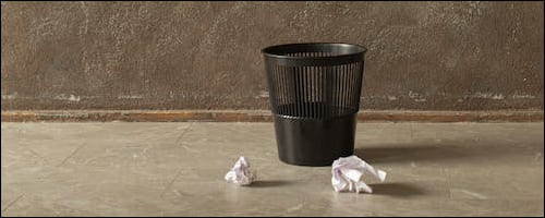 쓰레기통과 구겨진 종이들