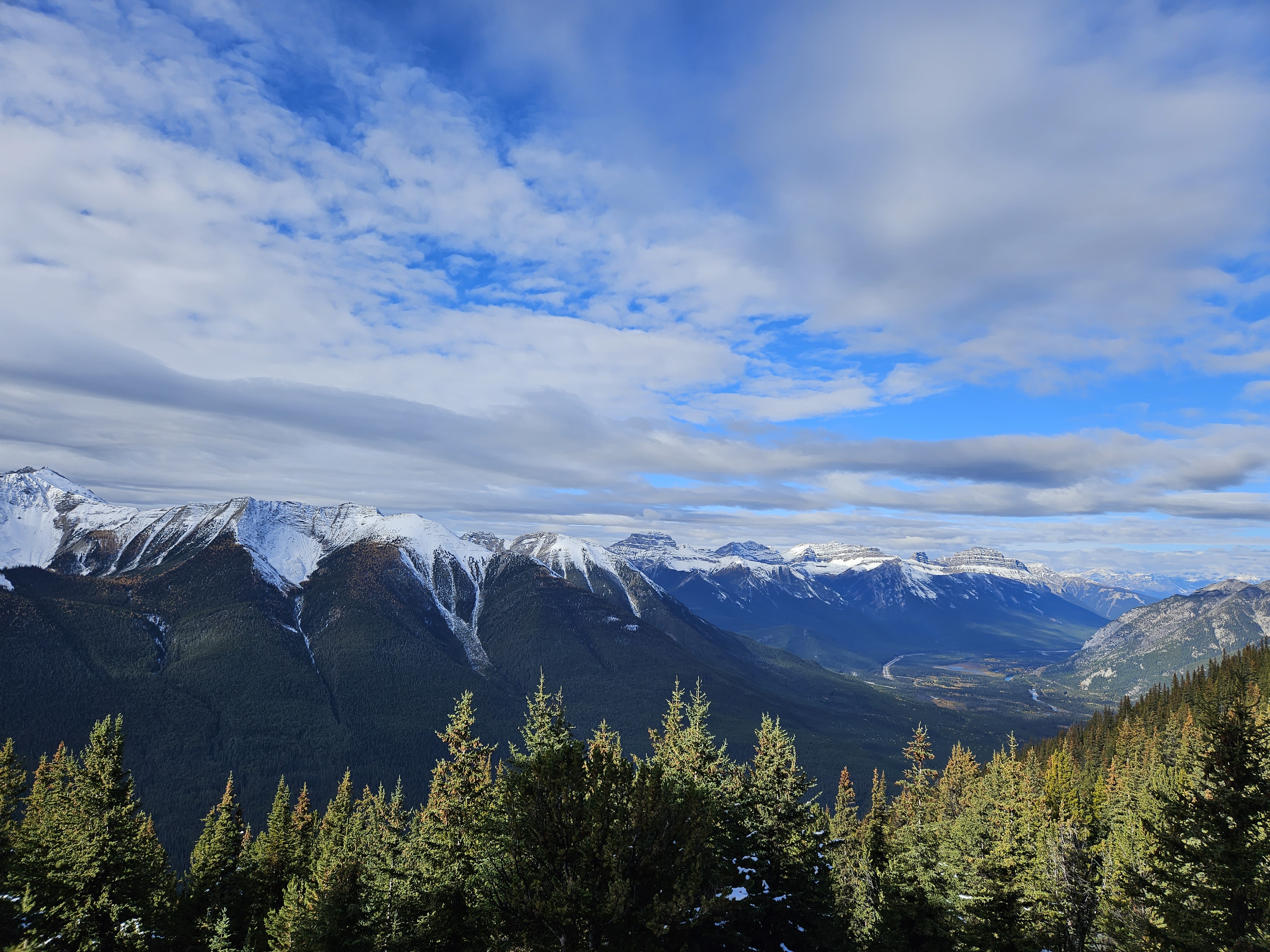아무리 찍어도 사진에 내가 느낀 것이 담기지 않는 것 같은 기분에, 같은 뷰에 대고 또 다시 셔터누르기를 무한반복한다.