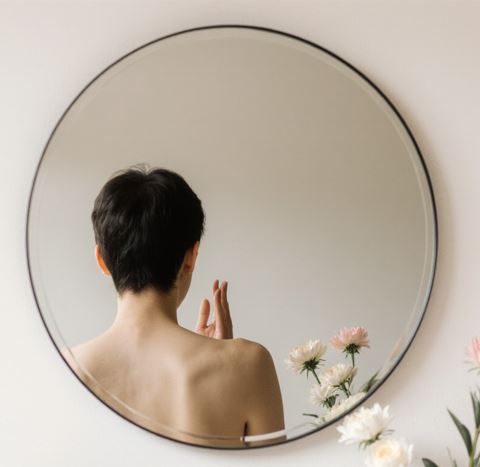 거울 속에 비친 자신의 모습과 자기 성찰이미지