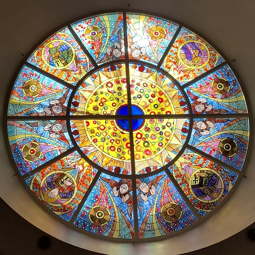 서울 행당동성당 성전 안 천장에 있는 유리화 사진입니다.