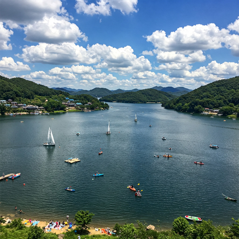 청풍호반 (Cheongpung Lake): 내륙의 바다, 그 다채로운 즐거움!