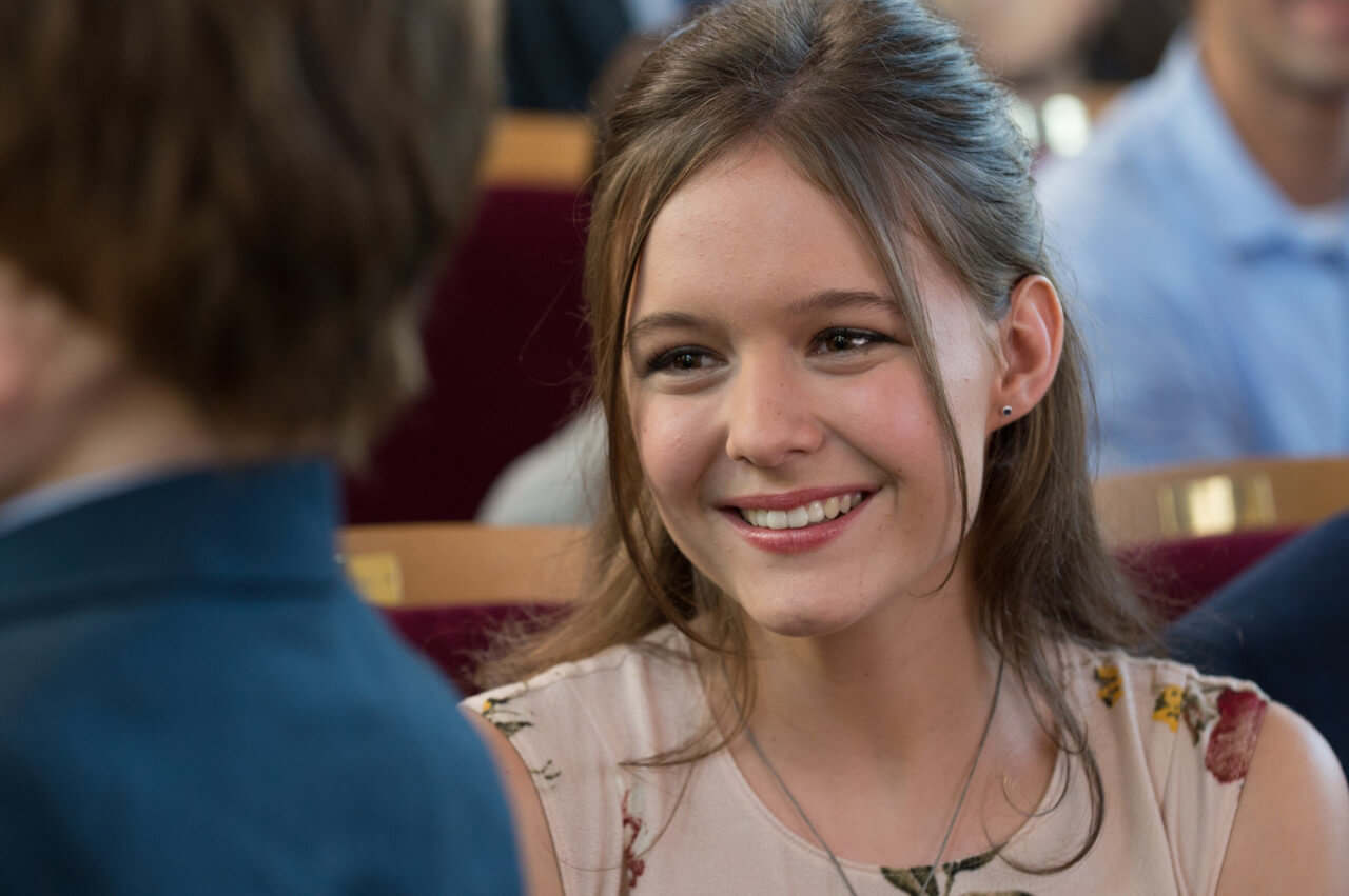 어기의 누나 비아가 웃고 있는 모습