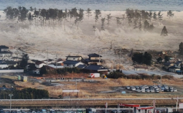 동일본대지진 2011년 3월 11일 오후 미야기(宮城)현 나토리시(市)의 한 마을이 밀려드는 쓰나미