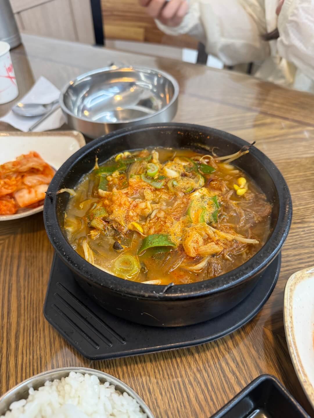 속사막국수에서 주문한 따뜻한 해장국