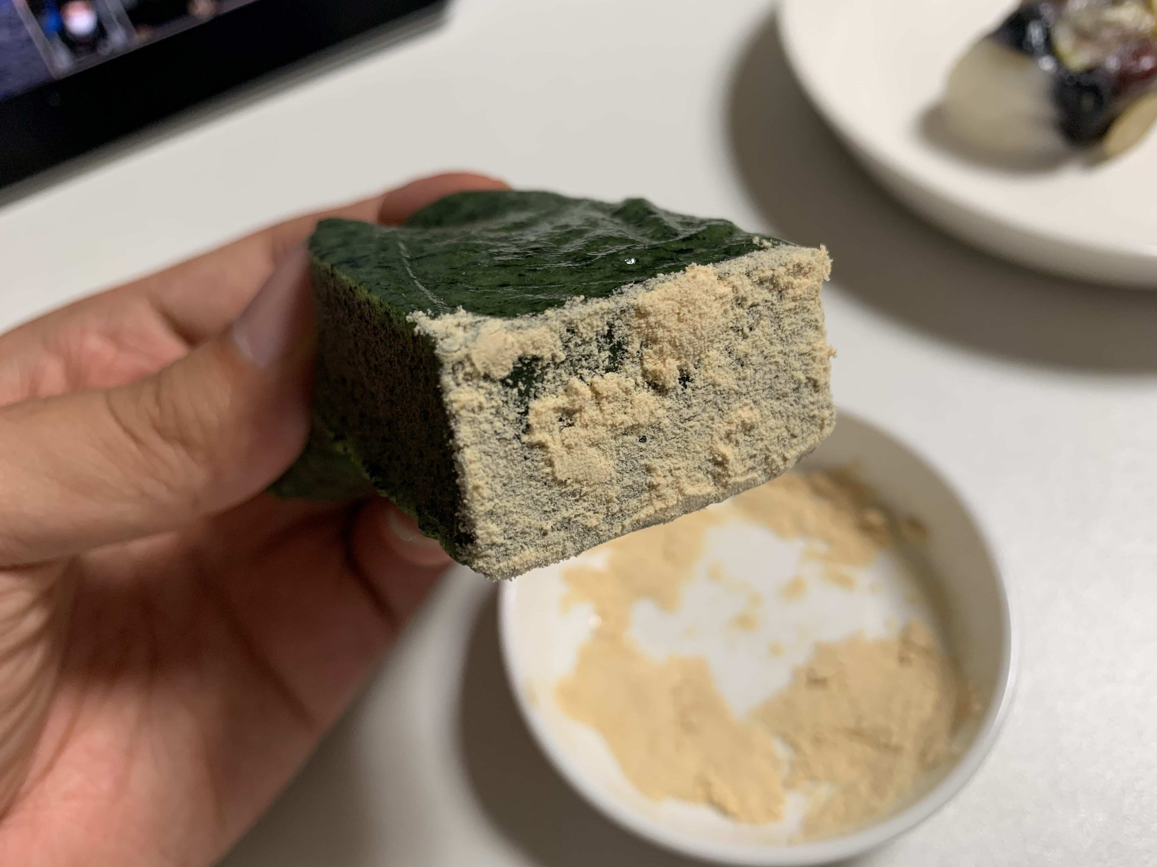 오복시루 쑥인절미 콩고물 묻히는 사진