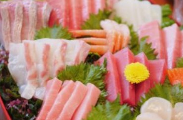 여러가지의 생선회가 접시위에 올라가 있다.