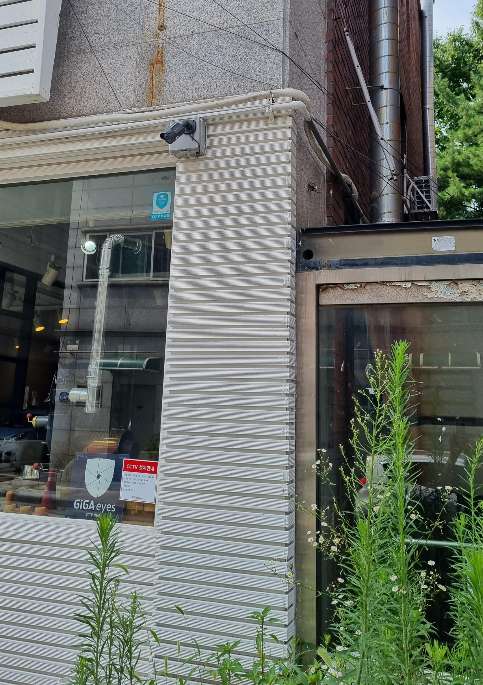 직접 생두를 로스팅하는 카페를 보여주는 이미지입니다.