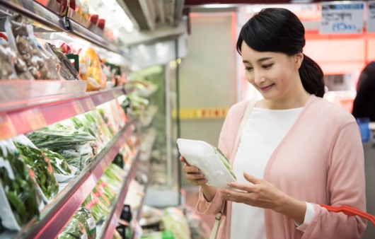 고래잇 페스타에서 장을 보는 고객 모습
