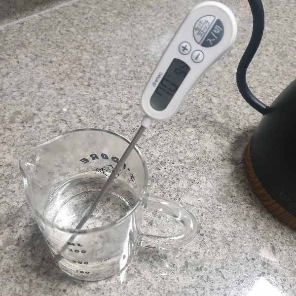 하리오 스위치를 이용한 커피 추출 레시피: feat. 테츠 카츠야_70℃ 물 만들기