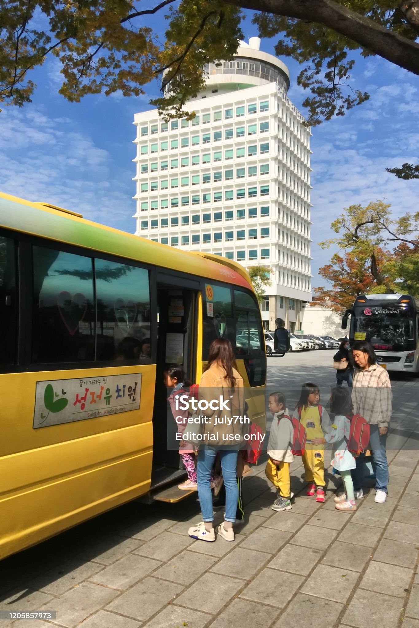 유치원 버스에 타고 있는 아이들