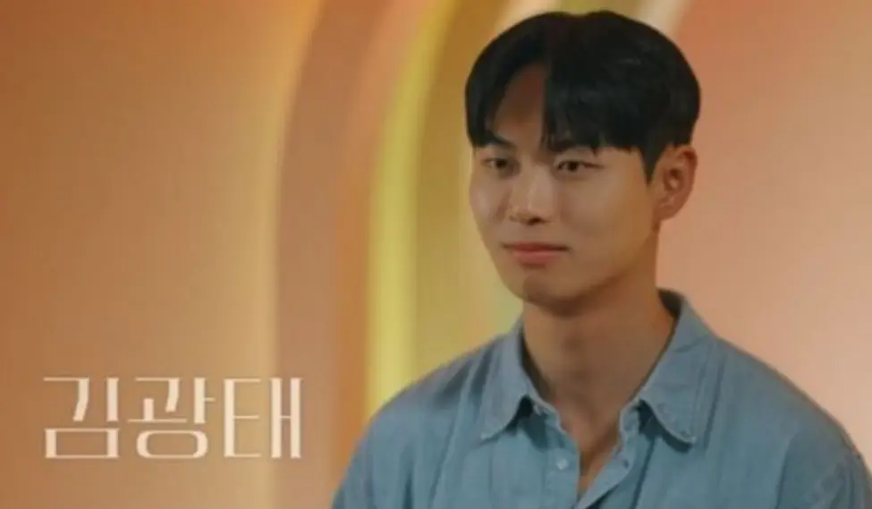 환승연애3-
하늘색 셔츠 짧은 숏컷을 하고 무표정하게 앉아있는 김광태