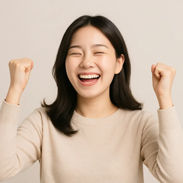 지원 혜택 후 밝게 웃는 젊은 한국인 여성 이미지