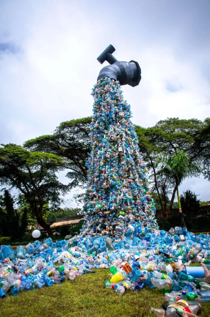 플라스틱 폐기물 줄이기 – 플라스틱 병뚜껑, 빨대, 포장재를 활용한 예술 작품 사례