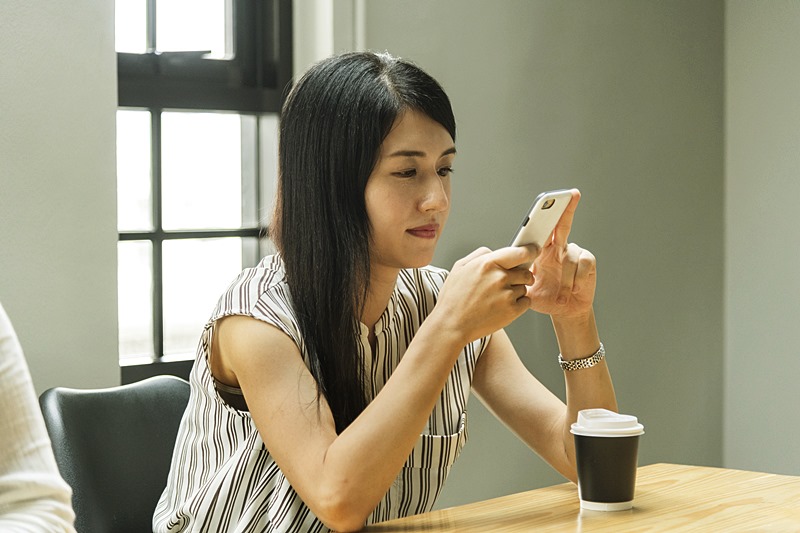 핸드폰사용하는사진