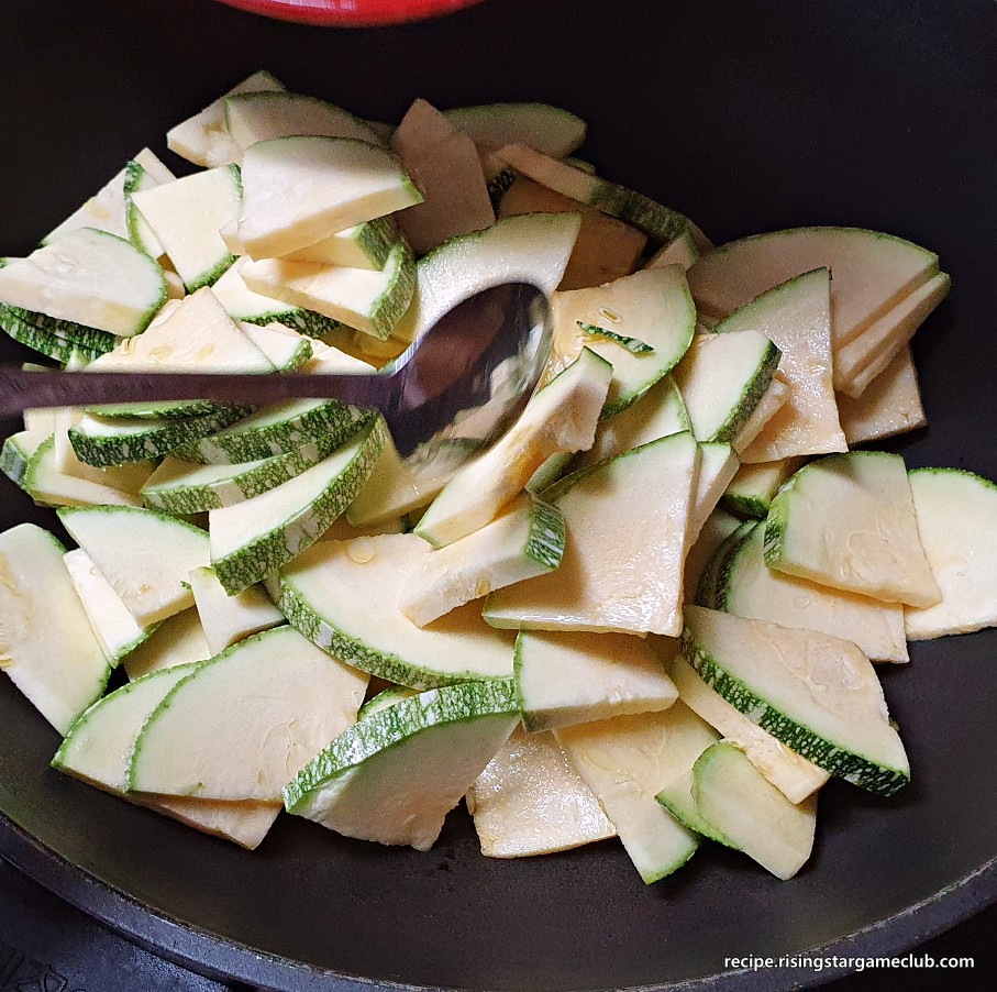 호박을 기름에 볶는 사진