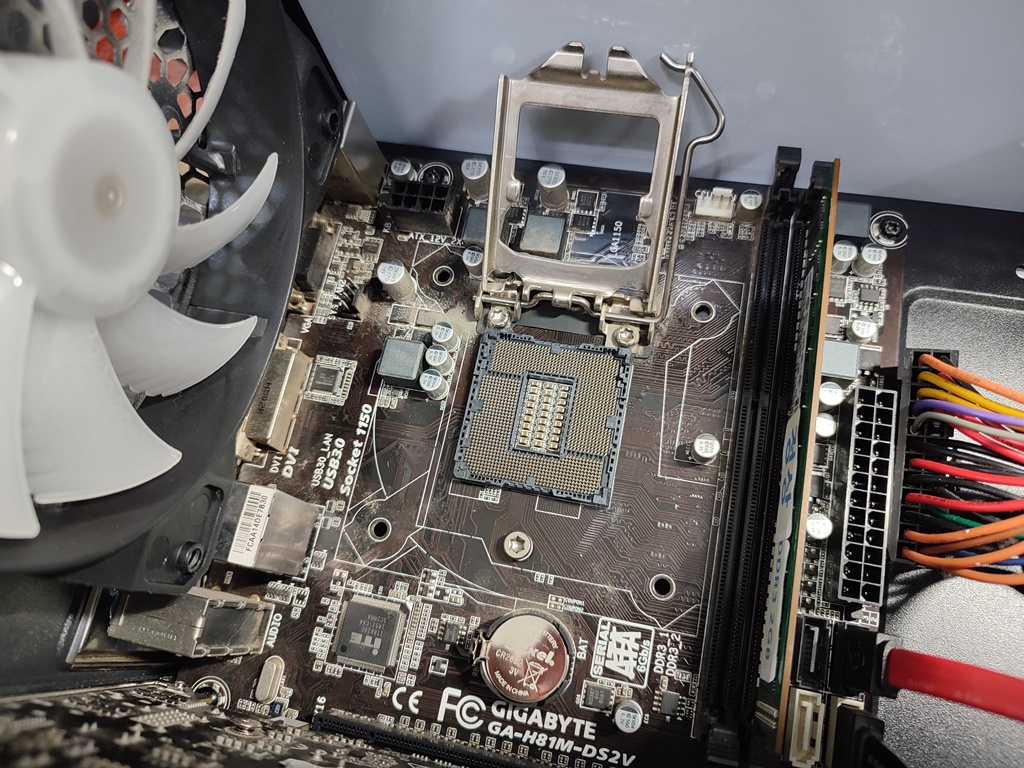 CPU 소켓의 핀 손상된 곳은 없는지 유관으로 확인하고 있습니다. (1)