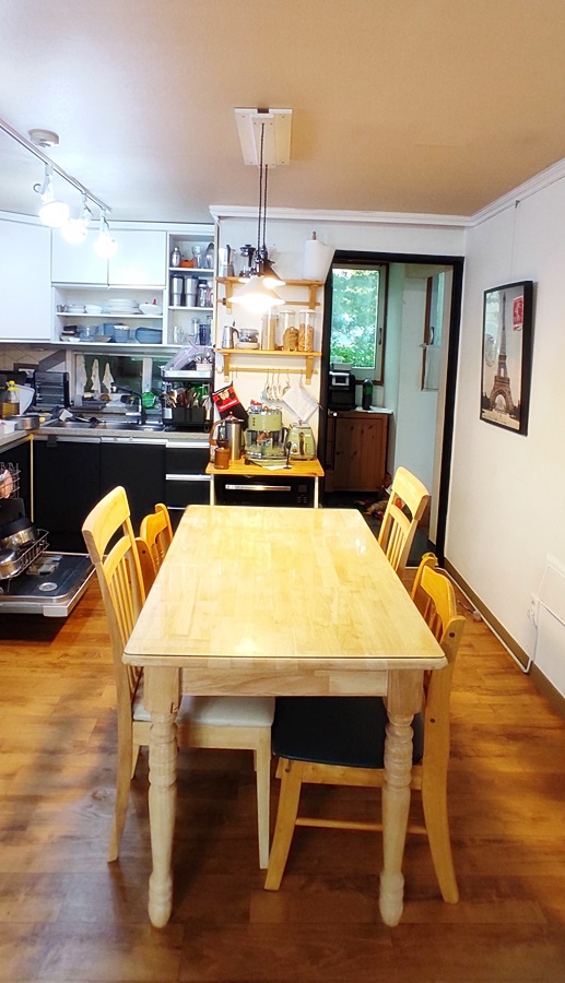 요리중에 주방 발코니를 다녀오기도, 커피를 내리기도 좋은 구조