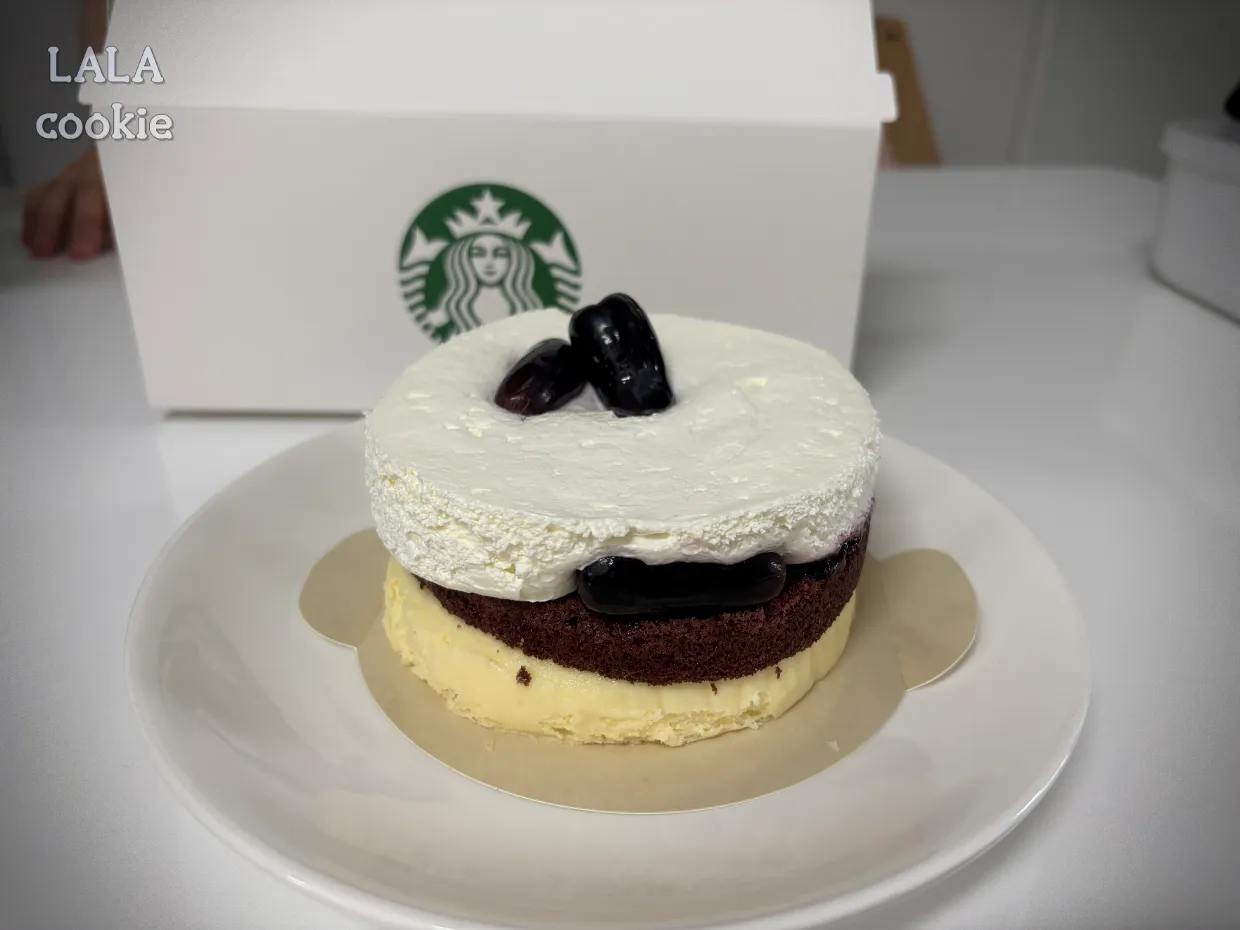 스타벅스-여름-시즌메뉴-빵-블랙-사파이어-치즈케이크-포장-벗긴-모습