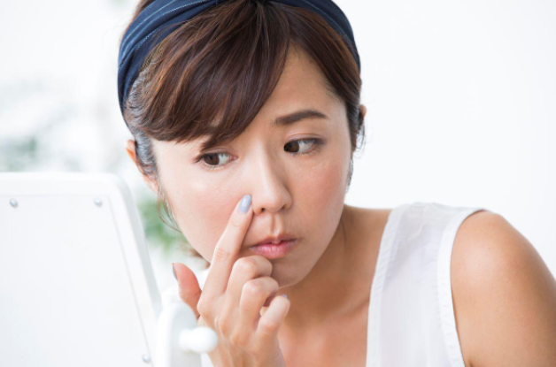 블랙헤드를 살피는 여성