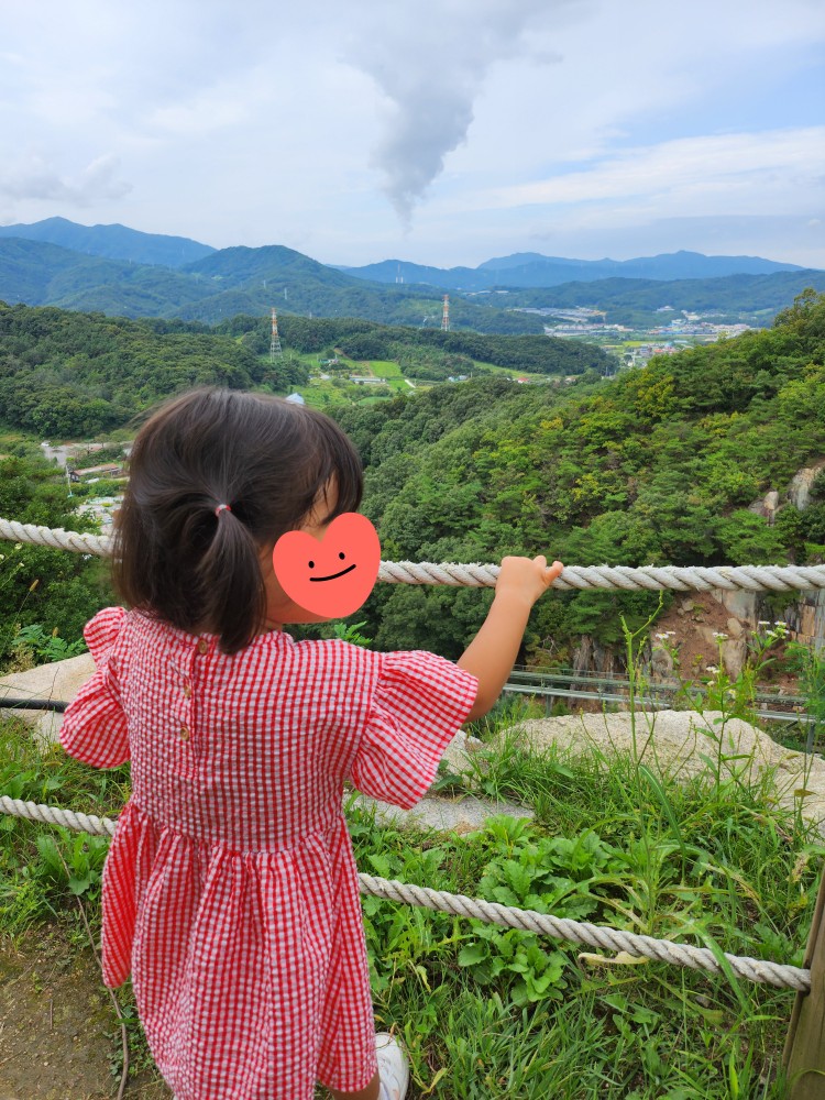 풍경을 바라보는 아이