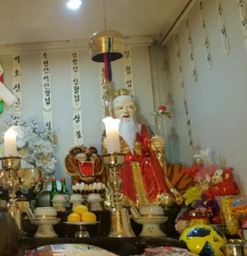 빨간 옷을 입은 산신령님 동상