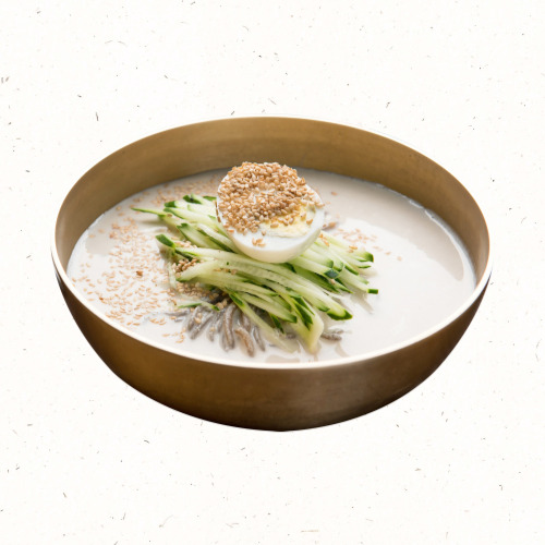 진한 콩국수 국물 위에 고명 올린 전통 한식