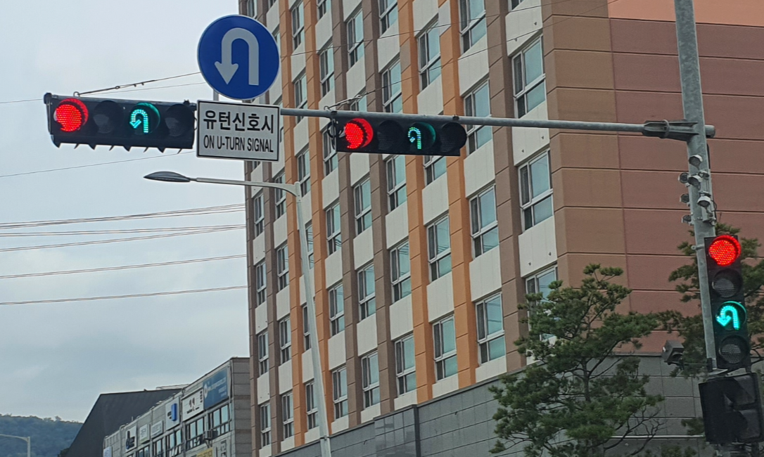 점등된-유턴신호등