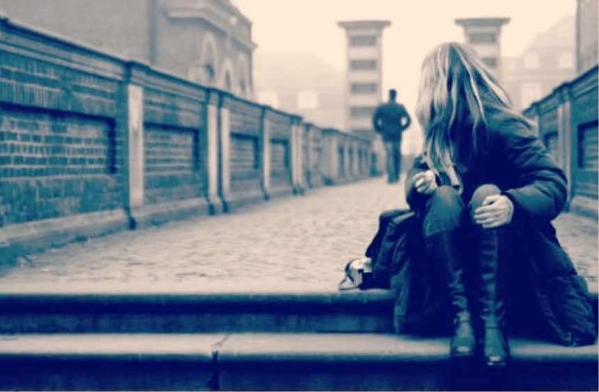 계단에-앉은-여인이-떠나가는-남자를-바라보고-있다