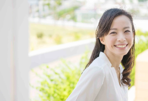 웃고 있는 여성