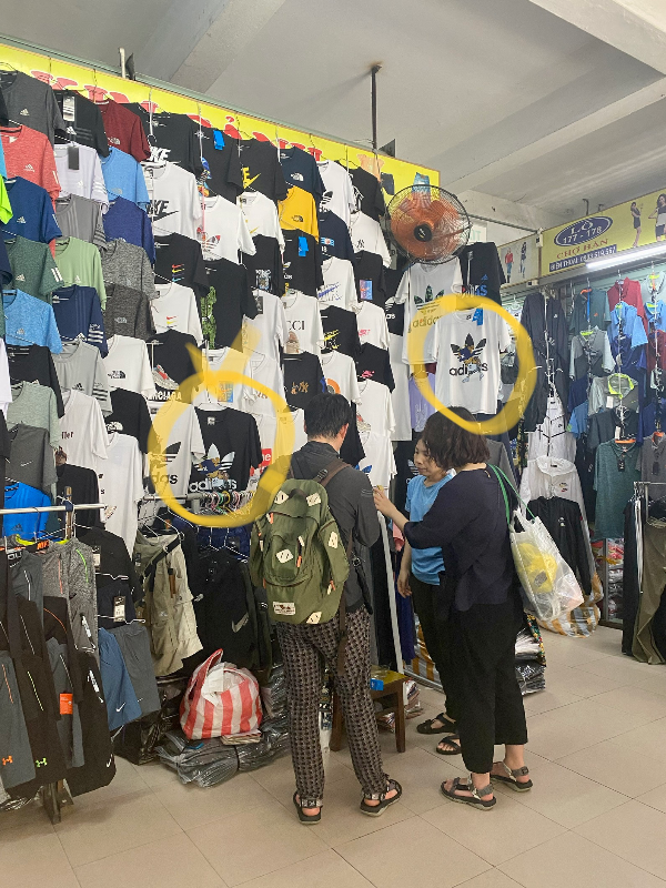 한 시장 내 옷가게