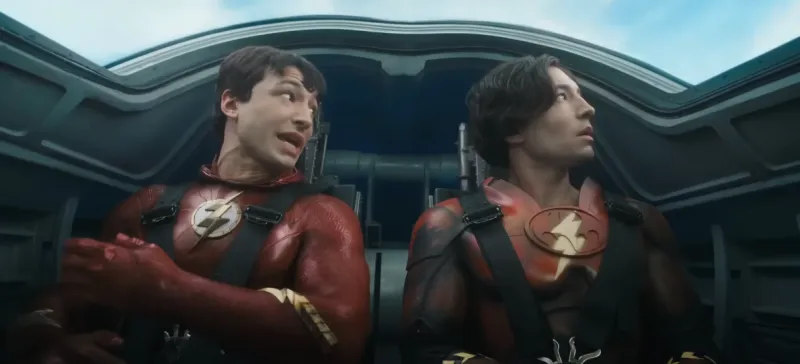 배트맨 비행기 안에 탑승한 플래시와 또다른 세계의 플래시가 서로 대화하는 모습